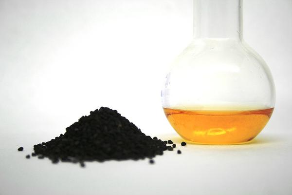 olej z czarnuszki - jak stosować na skórę